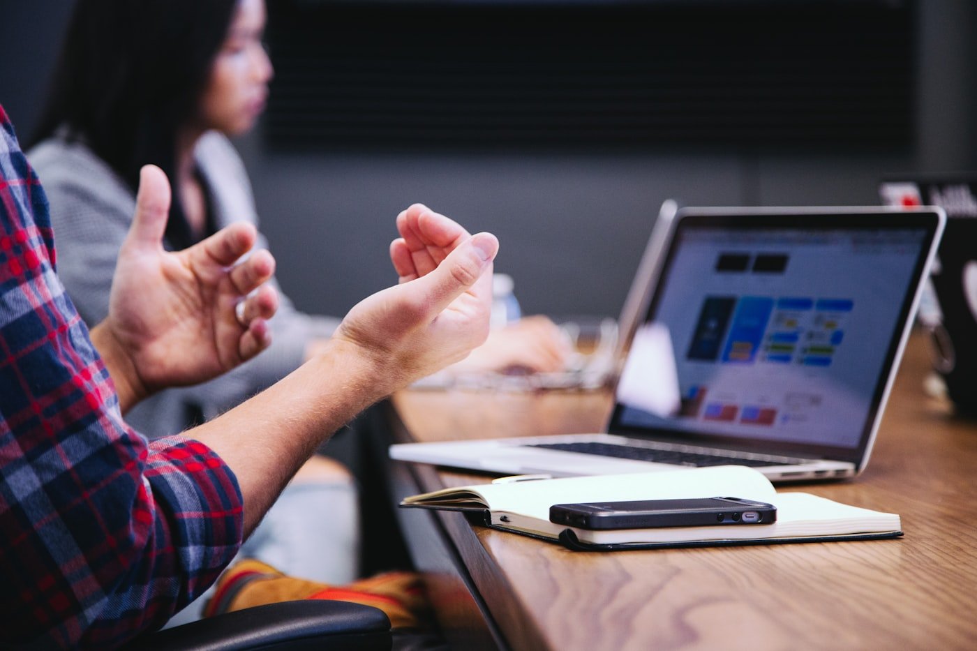 Beratungsgespraech am Laptop – Referenzprojekt Performance Marketing