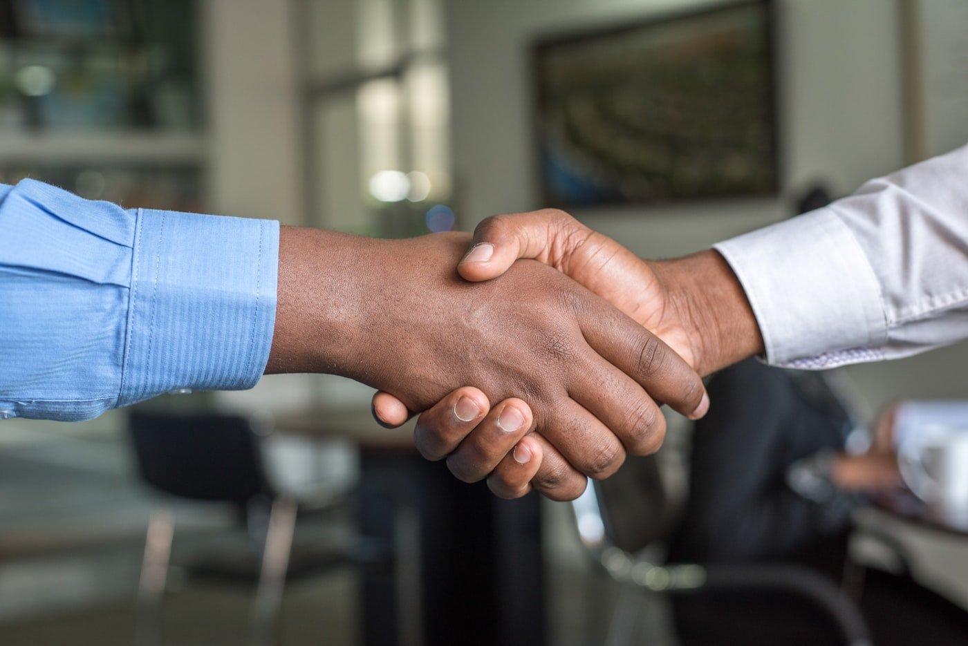 Handschlag zweier Geschaeftspartner – Referenzprojekt B2B Marke