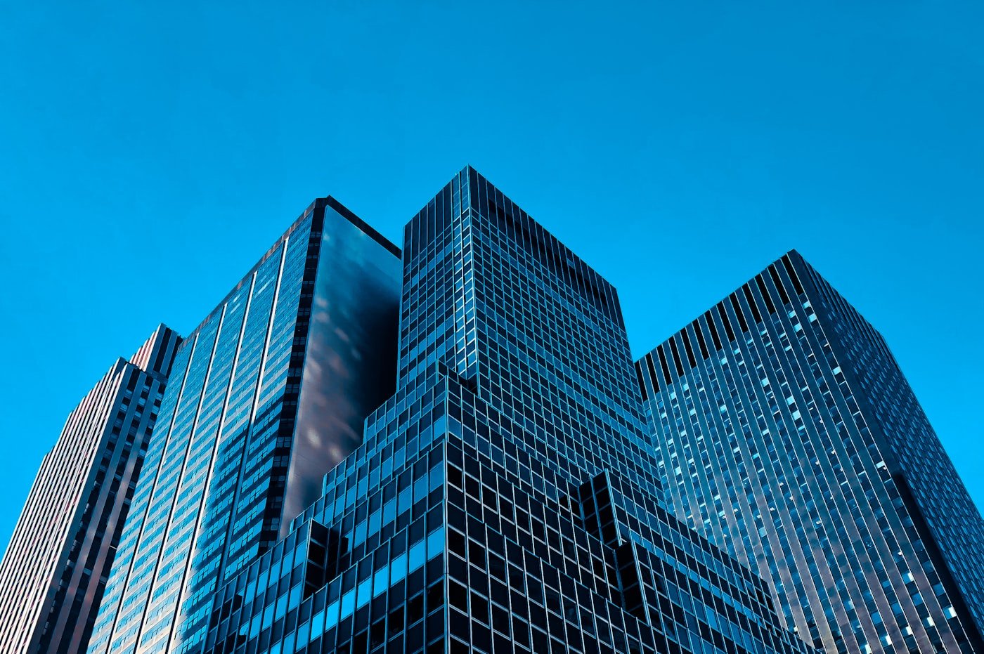 Glasfassaden im Finanzdistrikt – Referenzprojekt Immobilienmarke